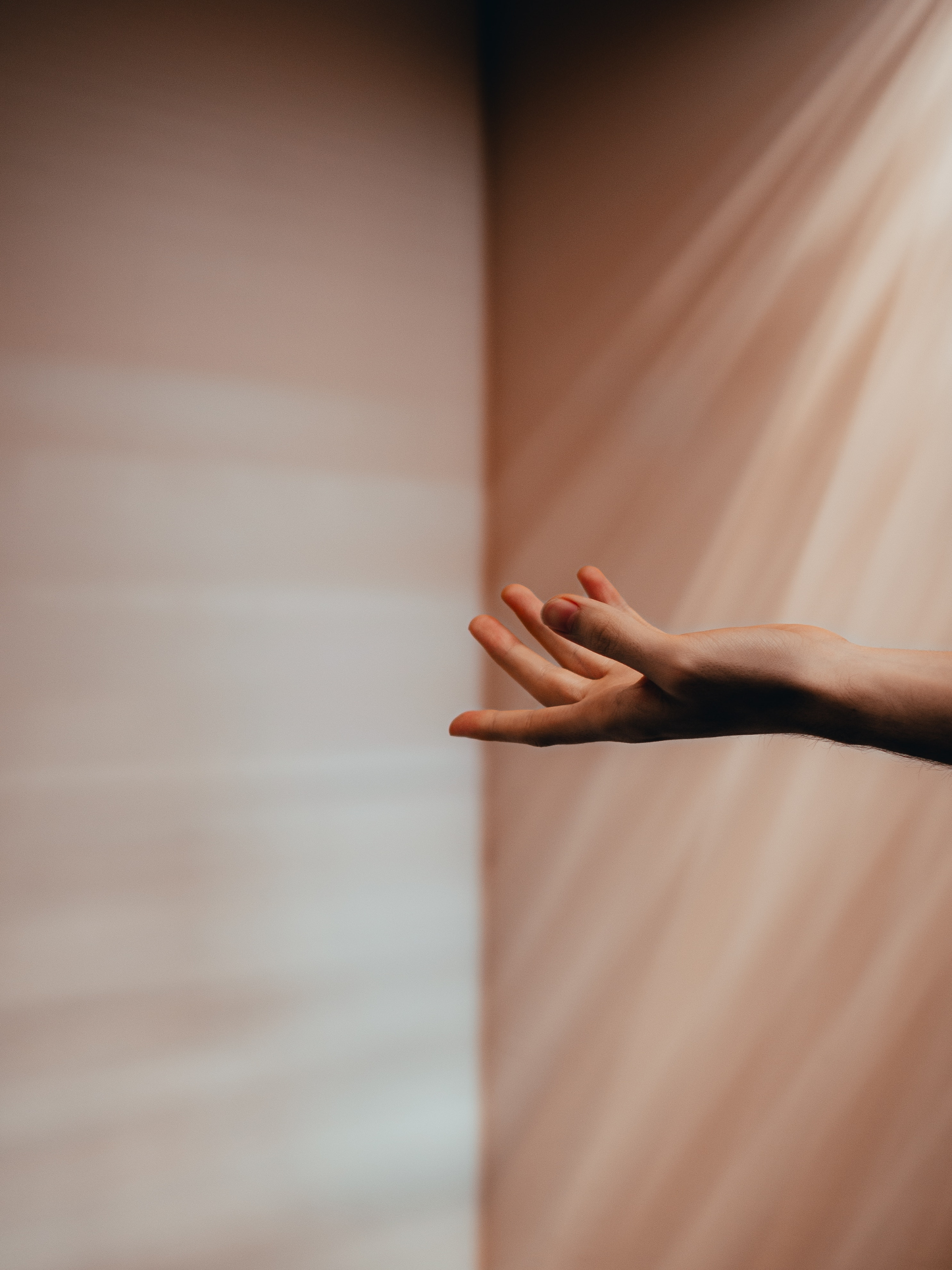 Hand mit beigen Hintergrund